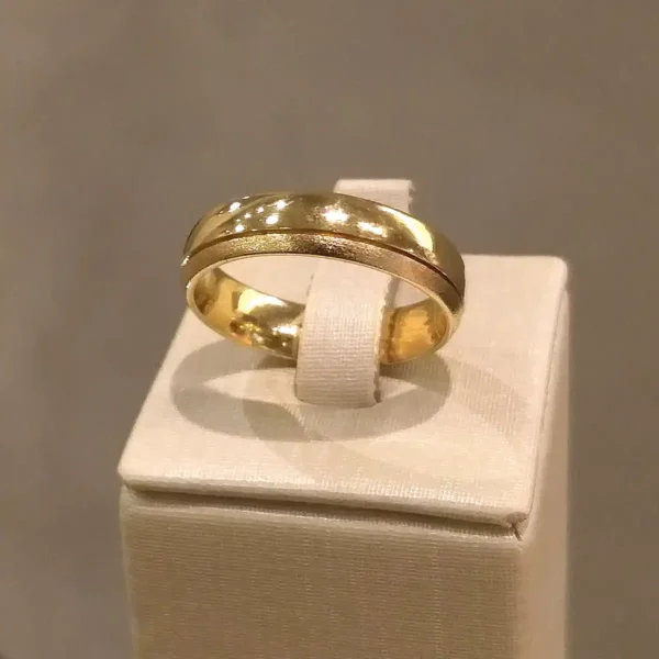 Par de Alianças de Casamento Mista c/ Brilhante Central - Image 4
