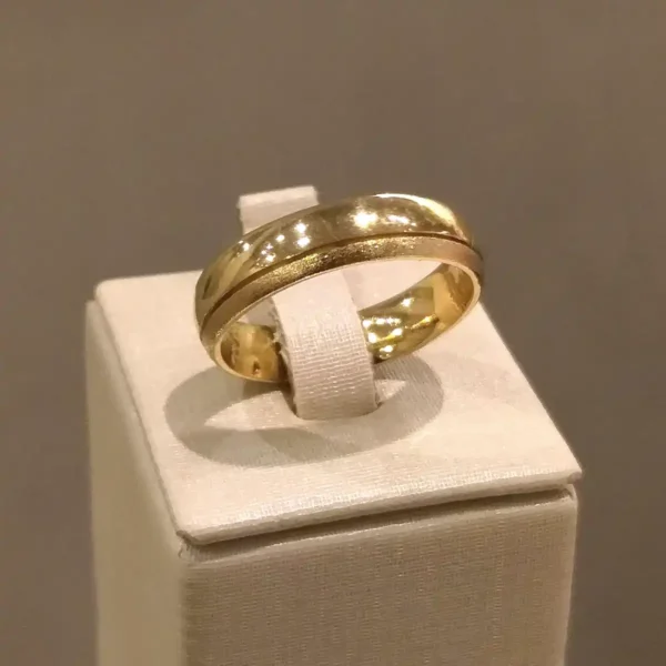 Par de Alianças de Casamento Mista c/ Brilhante Central - Image 8