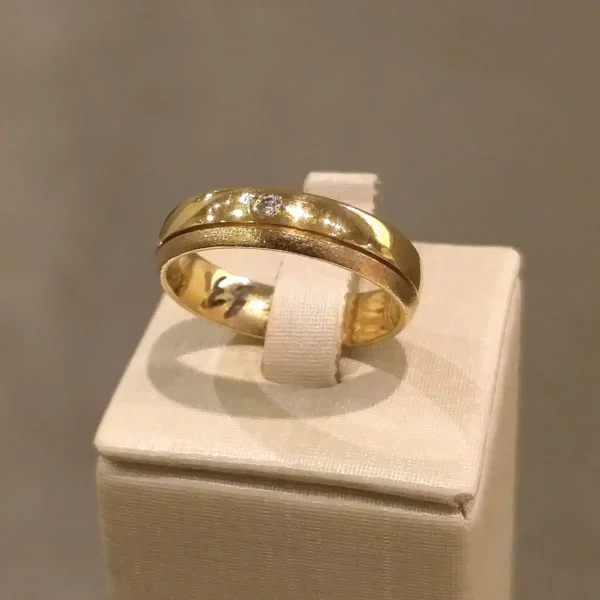 Par de Alianças de Casamento Mista c/ Brilhante Central - Image 3