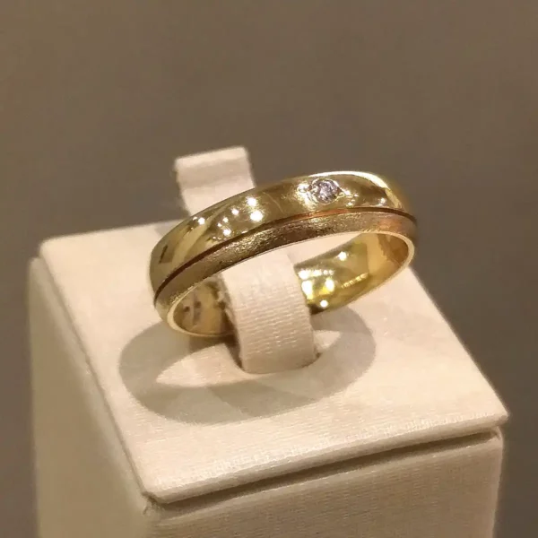 Par de Alianças de Casamento Mista c/ Brilhante Central - Image 7