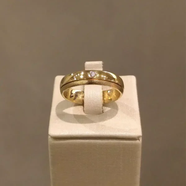 Par de Alianças de Casamento Mista c/ Brilhante Central - Image 5