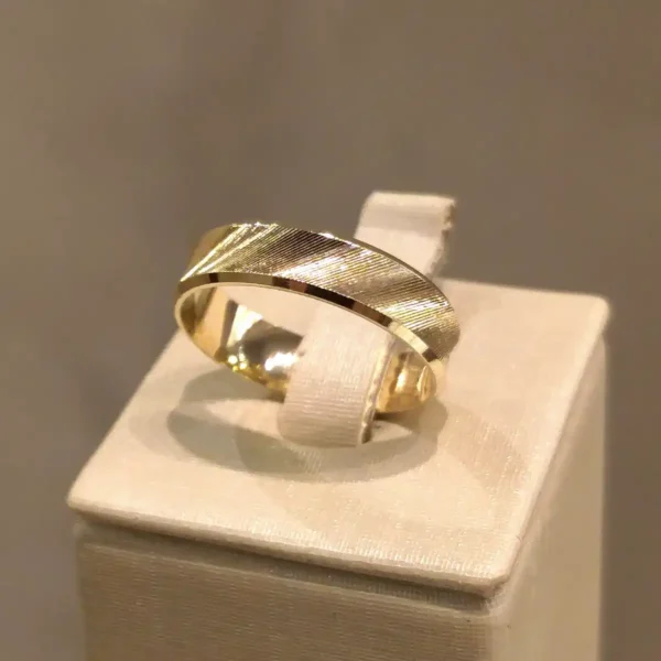 Par de Alianças de Casamento Côncava Trabalhada - Image 3